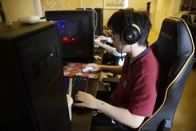 DK战队中单选手ShowMaker达成LCK联赛1300杀，排名LCK历史击杀榜第14位