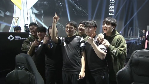 Astralis 在 PGL Astana 2025 的半决赛中以 2：1 自信地击败了 aurora 。